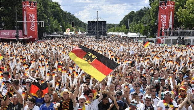 Public Viewing erfreut sich während einer Großveranstaltung bei den Fans einer großen Beliebtheit. (Bild: APA/AFP/John MACDOUGALL)