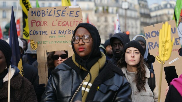 Demonstranten bei einem Protest gegen Rassismus in Paris (Bild: AFP )