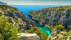 Umgeben von imposanten Klippen und mit ihrem kristallklaren, türkisfarbenen Wasser ist die Calanque d’En Vau bei Cassis ein Juwel im Nationalpark Calanques. (Bild: janoka82 - stock.adobe.com)