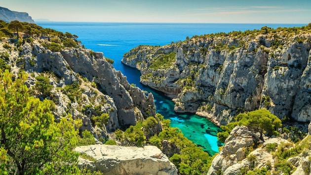 Surrounded by imposing cliffs and with its crystal-clear, turquoise waters, the Calanque d'En Vau near Cassis is a jewel in the Calanques National Park. (Bild: janoka82 - stock.adobe.com)