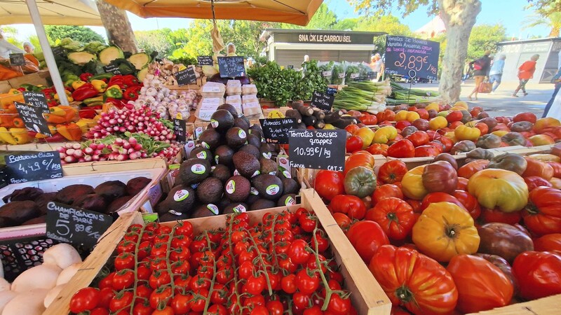 In kräftigen Farben: Obst und Gemüse auf dem Markt von Sanary (Bild: Mario Aberl)