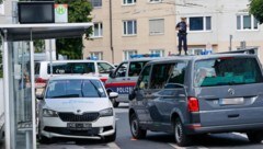 Hier endete die Wahnsinnsfahrt, als ein Polizei-Fahrzeug das Firmenauto rammte. (Bild: Tschepp Markus, Krone KREATIV)