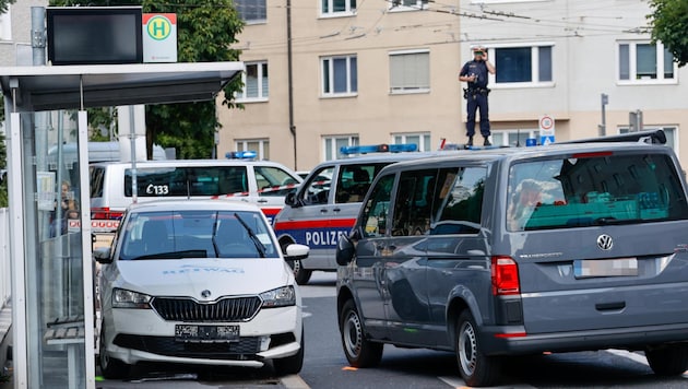 Aquí terminó la alocada carrera cuando un vehículo policial embistió al coche de la empresa. (Bild: Tschepp Markus, Krone KREATIV)