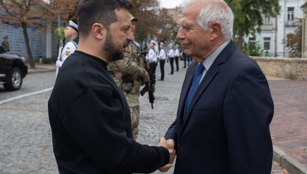 Le représentant de l'UE pour les affaires étrangères Josep Borrell (à droite, avec le président Selenskyj à Kiev) veut utiliser les avoirs russes gelés pour le réarmement de l'Ukraine. (Bild: APA/AFP/UKRAINIAN PRESIDENTIAL PRESS SERVICE/Handout)