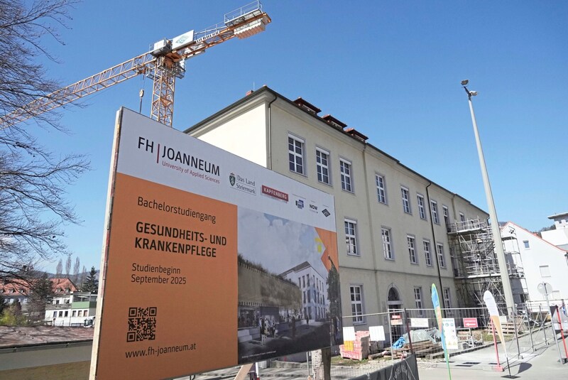 Baustellenbeginn am ehemaligen Schulgebäude in der Innenstadt (Bild: Sepp Pail)