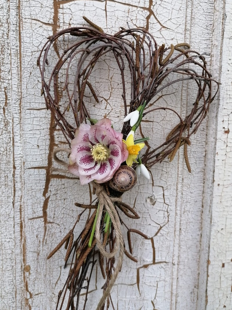 A welcome wreath made from natural materials is quickly tied and signals to the guest: "Nice of you to visit me"! Snail shells, feathers or even individual flowers add visual interest to the wreath. Empty eggshells serve as perfect "mini vases". (Bild: Herzensgärtnerin)