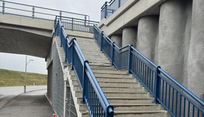Many pedestrians avoid the detour through the underpass, which is not barrier-free.