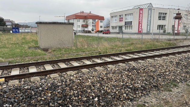 The fence also ends right next to the maintenance shed. The pupils take advantage of this and cross the tracks right there. (Bild: Thomas Werth)