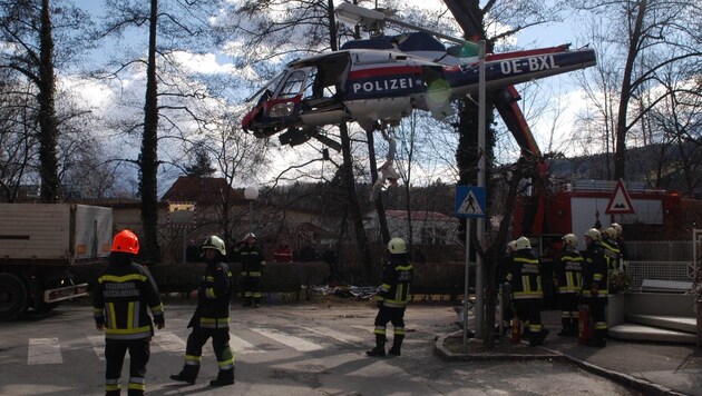 Die Feuerwehr beim Bergen des Hubschrauber-Wracks (Bild: Freiwillige Feuerwehr Deutschlandsberg)