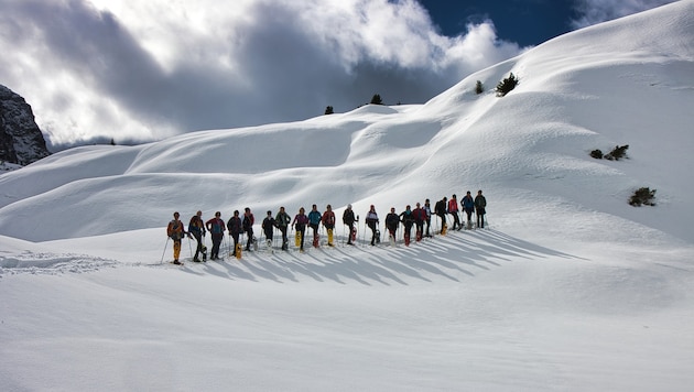 Gleich zwei Wanderungen im Dachsteingebirge bietet das Finale der Schneeschuhsaison. Hier gibt es statt blühenden Frühlingswiesen noch ordentlich Schnee zu sehen. (Bild: Weges)