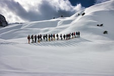 Gleich zwei Wanderungen im Dachsteingebirge bietet das Finale der Schneeschuhsaison. Hier gibt es statt blühenden Frühlingswiesen noch ordentlich Schnee zu sehen. (Bild: Weges)