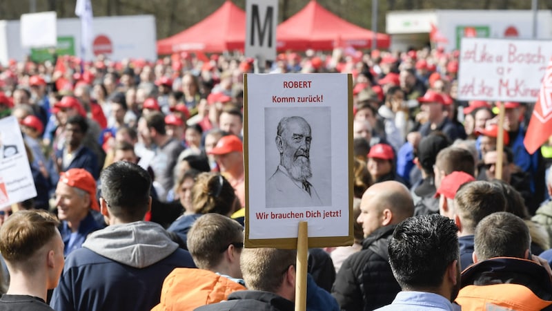 Mehr als 7000 Menschen sind betroffen, viele davon in der Autozuliefersparte „Mobility Solutions.“ (Bild: AFP)