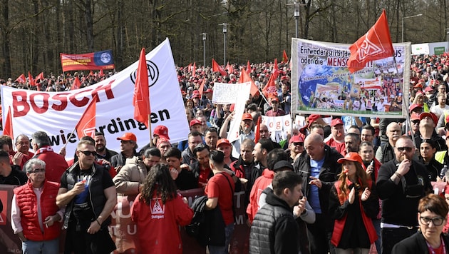 Les salariés de Bosch ont protesté mercredi dans tout le pays contre les licenciements prévus. (Bild: AFP)