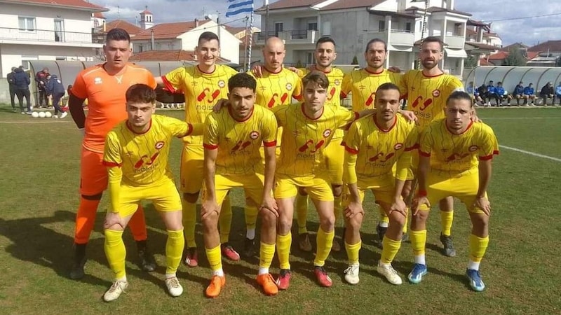 Ibrahim Androw (front 2nd from left) with his teammates at Kastoria. (Bild: zVg)