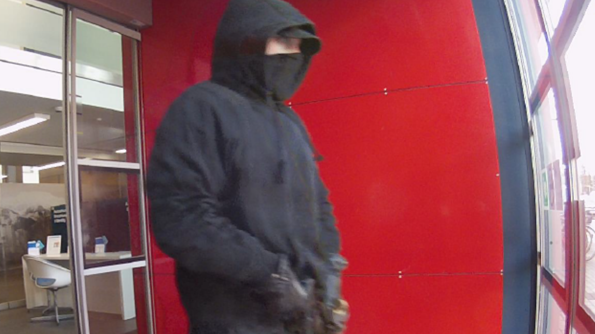 The police are now looking for this man after the bank robbery in the Olympic Village district of Innsbruck. (Bild: Polizei Tirol)