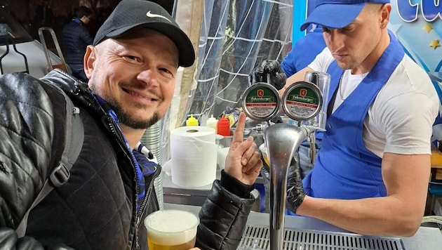 Lukas Ammann is delighted with the selection of drinks at the Guiseppe Meazza Stadium. (Bild: Privat)