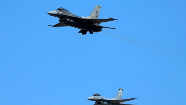 Aviones de combate F-16 griegos (Bild: AP)