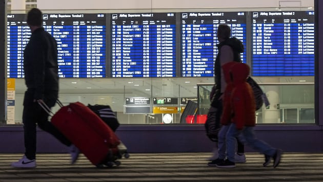 The travel chaos could extend into the Easter holidays. (Bild: APA/dpa/Peter Kneffel)