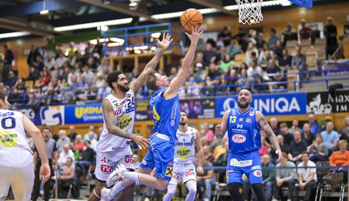 St. Pöltens Roman Jasch (am Ball) weiß noch, wie man Meister Gmunden besiegen kann.