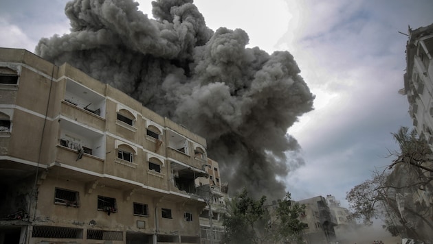 Un ataque aéreo israelí sobre la ciudad de Gaza (Bild: APA/AFP)