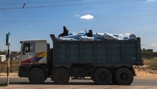 Vermummte Mitglieder des „Volksschutzkomitees“ auf einem Lkw mit Hilfsgütern für Rafah - Derartige Gruppen verteilen Lebensmittel und kontrollieren die in die Höhe schießenden Preise. (Bild: APA/AFP/MOHAMMED ABED)