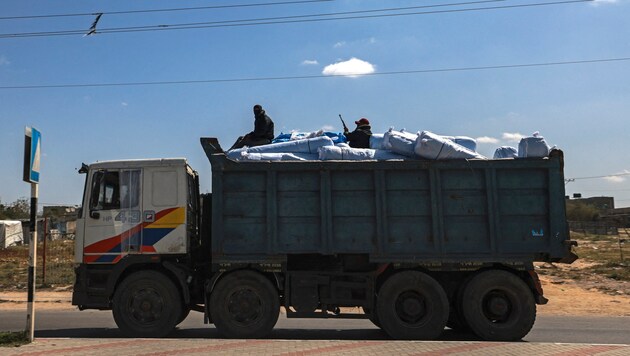 Masked members of the "People's Protection Committee" on a truck with relief supplies for Rafah - Such groups distribute food and control the skyrocketing prices. (Bild: APA/AFP/MOHAMMED ABED)