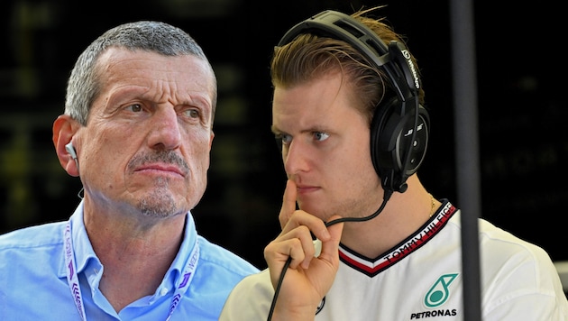 Günther Steiner (l.) zufolge müsse sich Mick Schumacher mit einem Formel-1-Comeback beeilen. (Bild: APA/AFP/ANDREJ ISAKOVIC, ASSOCIATED PRESS)