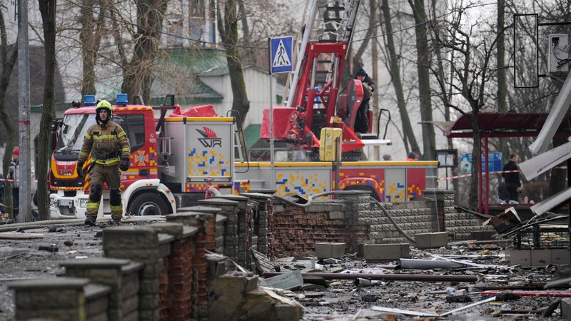 In Häusern in der Umgebung sind Fensterscheiben zerbrochen und Autos in Brand geraten. (Bild: AP)