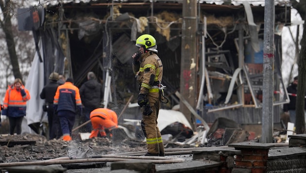 Pour la première fois depuis plusieurs semaines, la capitale ukrainienne Kiev a été la cible d'une attaque de missiles russes de grande ampleur. (Bild: AP)