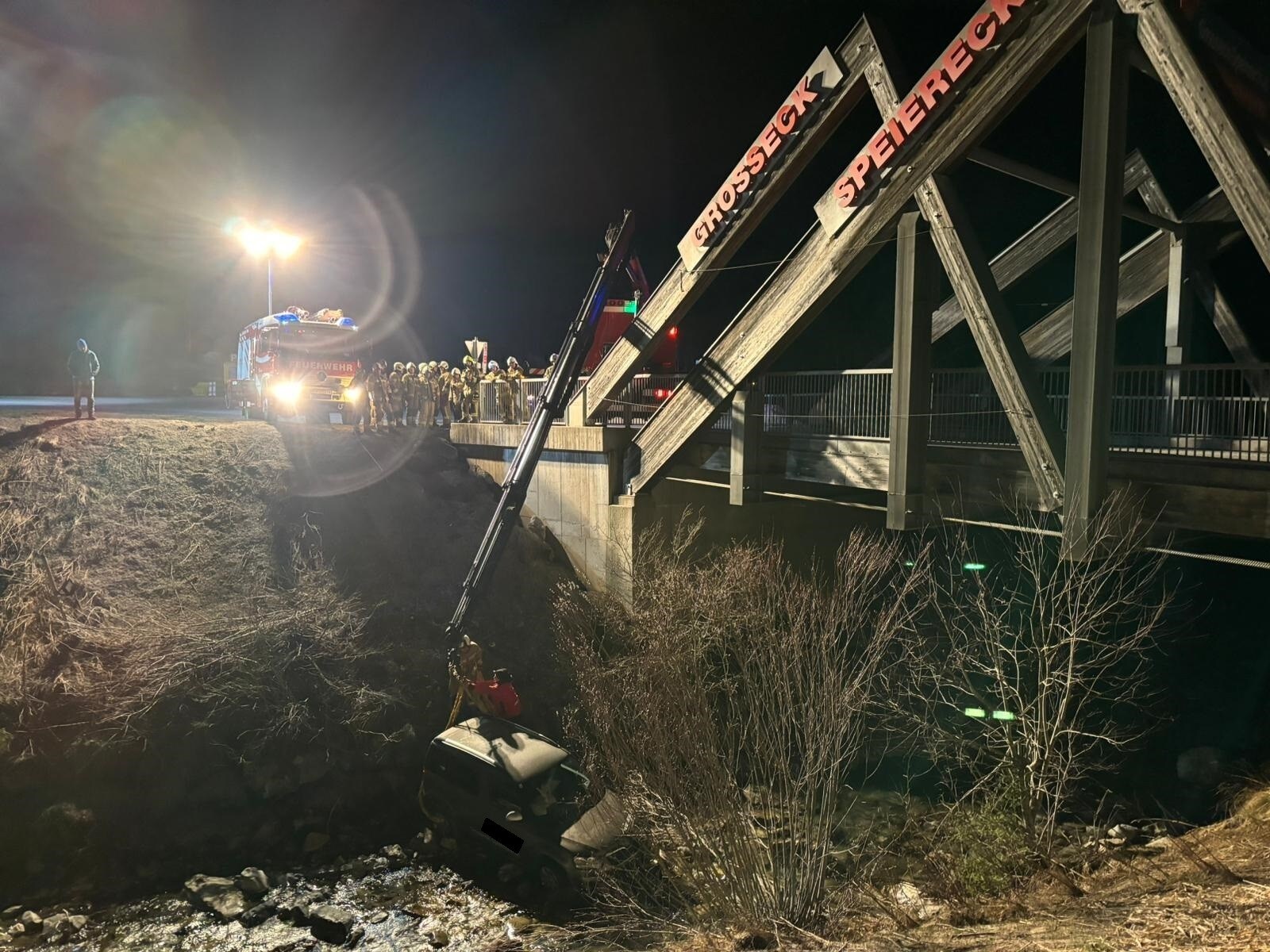 Le sauvetage a été effectué à l'aide d'un véhicule de préparation lourd de Tamsweg. (Bild: Landesfeuerwehrverband Salzburg)