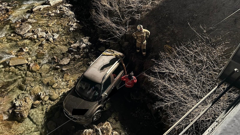 Das Auto stürzte in das Bachbett der Taurrach. (Bild: Landesfeuerwehrverband Salzburg)