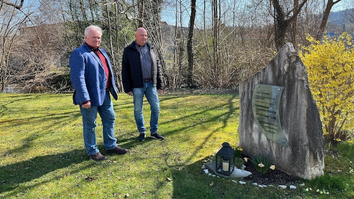 Kurt Moser és Helmut Neubauer a baleset helyszínén lévő megemlékezésen.