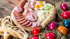 1000 Tonnen G‘selchtes, 230 Tonnen Schaf- und Lammfleisch und Millionen Eier werden zu Ostern in Österreich verspeist. Zuvor gibt‘s am Gründonnerstag traditionell Spinat!  (Bild: HETIZIA_ChLesjak, stock.adobe.com)
