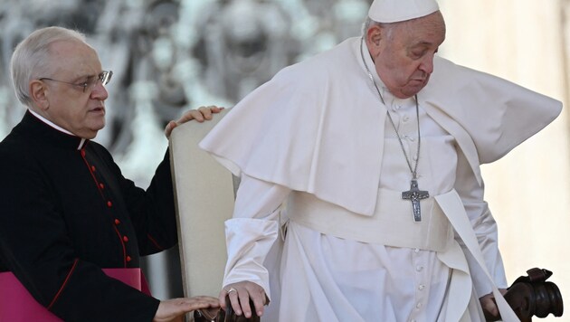 Le souverain pontife n'est pas prêt à se reposer pendant les fêtes de Pâques, bien au contraire. Malgré une santé fragile, son emploi du temps est chargé. En photo : François le 20 mars 2024 (Bild: AFP)