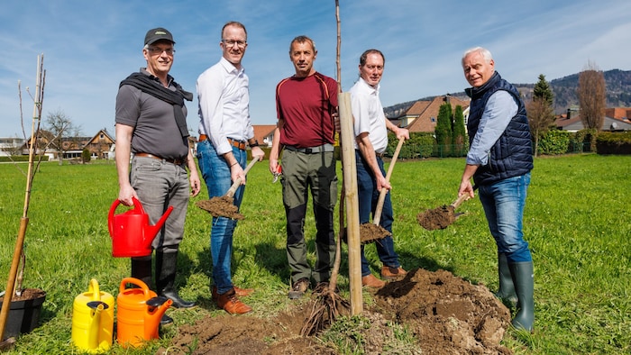 Provincial Councillor Gantner and Chamber President Moosgrugger grabbed the shovel themselves.