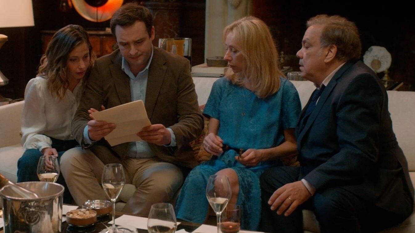 „Oh La La – Wer ahnt denn sowas?“: Ein in Auftrag gegebener DNA-Test sorgt bei den Elternpaaren für Aufregung. (Bild: WHITE AND YELLOW FILMS)