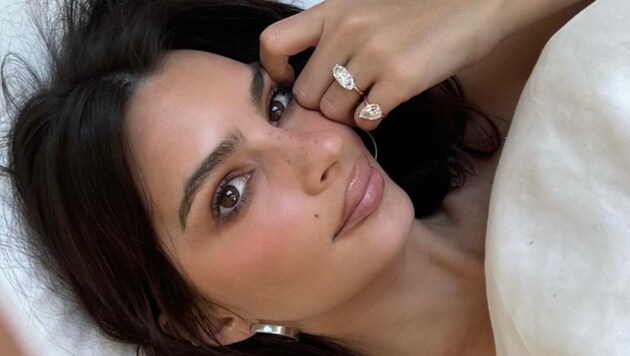 Emily Ratajkowski muestra orgullosa sus "anillos de divorcio". (Bild: www.instagram.com/emrata/)