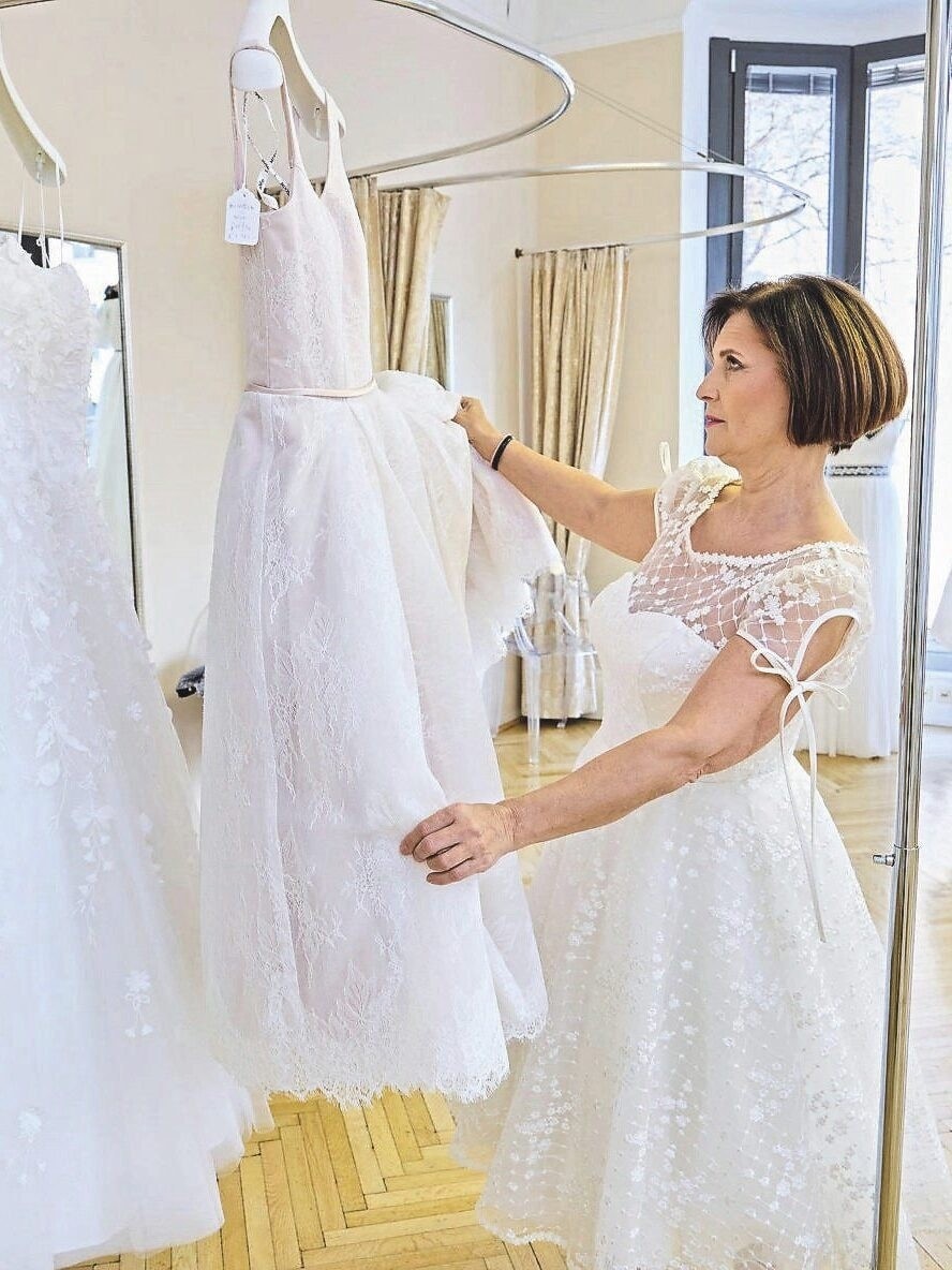 La directora de la agencia, Marion Finger, sólo necesitó cinco minutos para elegir el vestido de novia. (Bild: Starpix / A. Tuma)