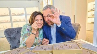 Verliebt, verlobt und bald verheiratet: Marion Finger und Robert Letz im Glück. (Bild: Starpix / A. Tuma)