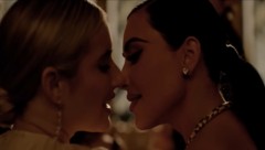 Kim Kardashian und Emma Roberts im Trailer zum zweiten Teil von „Delicate“.
