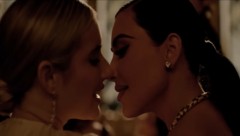 Kim Kardashian und Emma Roberts im Trailer zum zweiten Teil von „Delicate“. (Bild: FX Networks)