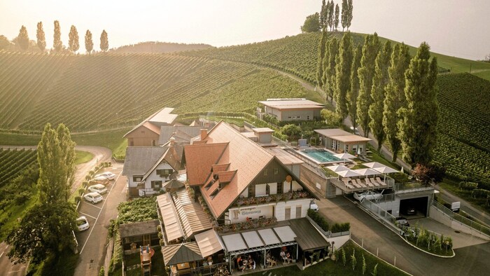 Tschermonegg Sauvignon blanc Gamlitz – dieser Name steht für puren Weingenuss. Aber wie sollten in dieser traumhaften Leutschacher Kulisse nicht die allerbesten Tropfen entstehen?