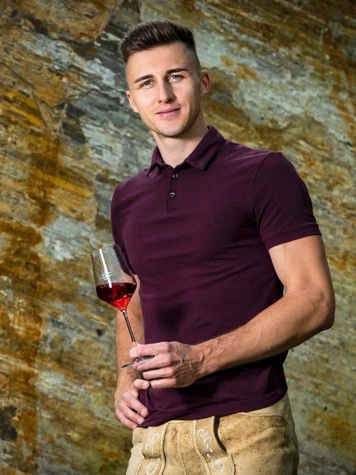Mathias Weber aus St. Stefan sehen wir hier – und hinter dem Schilcher Klassik in der Weststeier steht die ganze Familie. So holt man sich die Trophy ins Haus!