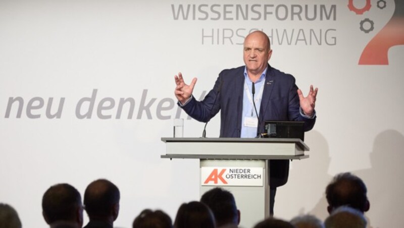 Der AK Niederösterreich Präsident und ÖGB Niederösterreich Vorsitzende Markus Wieser verwies vor mehr als 100 Teilnehmer:innen auf die jahrelange Vorarbeit der AK Niederösterreich. (Bild: photonews.at/Georges Schneider)