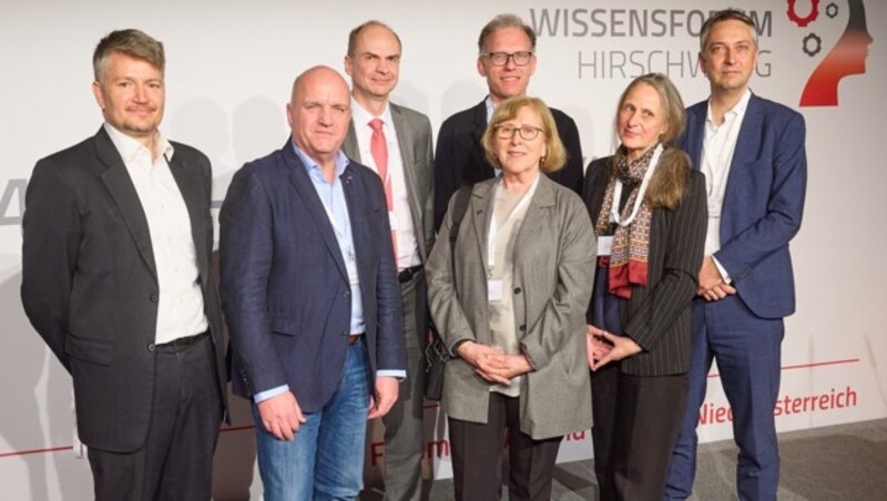 Markus Wieser (2vL), AK NÖ Präsident und ÖGB NÖ Vorsitzender, Tim-Joris Kaiser (L), stv. Leiter Wirtschaft und Soziales der Vert. der EU Kommission in Österreich, Sebastian Schlund (R), Leiter Forschungsbereich Industrial Engineering, TU Wien und Geschäftsführer Fraunhofer Austria, Univ.-Prof. Mag. Dr. Bernhard Kittel (3vR), Leiter des Instituts für Wirtschaftssoziologie der Uni Wien, Eva Lichtenberger, ehemaliges Mitglied des Europäischen Parlaments, Lehrende am MCI und an der PHT, Beate Grossegger, Institut für Jugendkulturforschung, Sandra Rechberger, Arbeitsrechtsexpertin der Arbeiterkammer Niederösterreich (Bild: photonews.at/Georges Schneider)