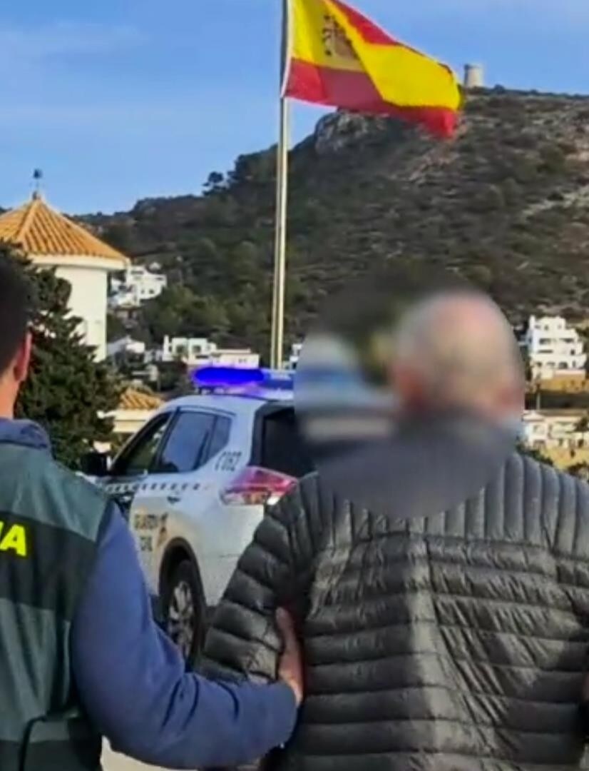 A 70 éves férfi nem tanúsított ellenállást, amikor Spanyolországban letartóztatták. (Bild: Guardia Civil)