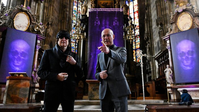 Gottfried Helnwein und Dompfarrer Toni Faber bei der Präsentation der Fastentücher.