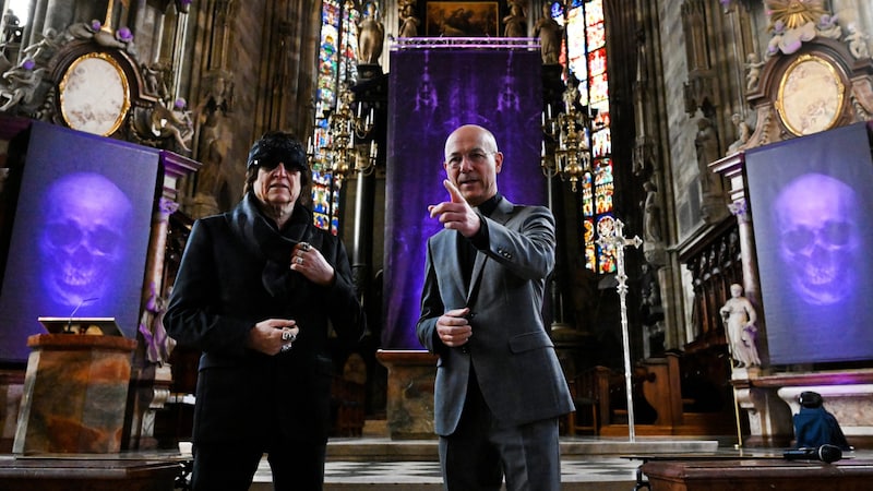 Gottfried Helnwein und Dompfarrer Toni Faber bei der Präsentation der Fastentücher. (Bild: APA/HANS KLAUS TECHT)