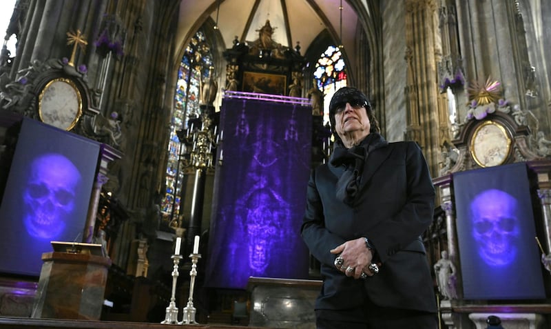 Künstler Gottfried Helnwein gestaltete die Fastentücher im Stephansdom mit Totenköpfen – der Bischofskonferenz war das dann aber doch zu viel ... (Bild: APA/HANS KLAUS TECHT)