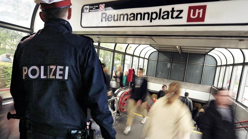 Verstärkter Polizeieinsatz im Kampf gegen Jugendbanden in Favoriten. (Bild: Reinhard Holl, Wiener Linien/Johannes Zinner, krone.at-Grafik)